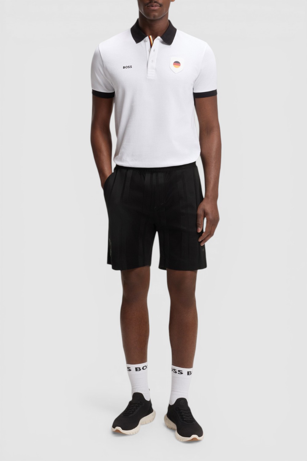 תמונת כל הלוק של מכנסי ג'וגר קצרים